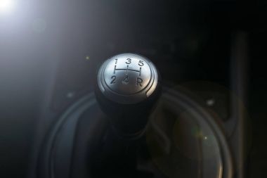 Vites kolu üst karakter görünümünü kapatın. Manuel şanzıman. Araba iç ayrıntılar. Araba iletim. Yumuşak aydınlatma. Özet görünümü