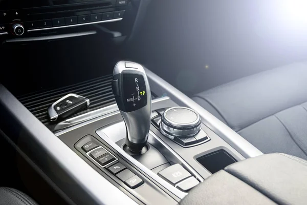 Automatic gear stick of a modern car and wireless car key, car interior details. Soft lighting — Stock Photo, Image