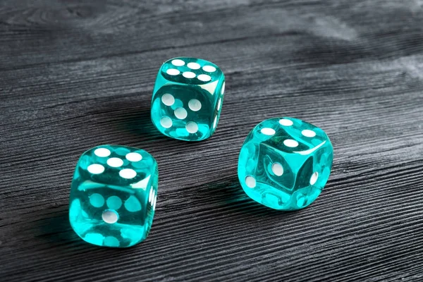 Conceito de risco - jogando dados em fundo de madeira preta. A jogar um jogo com dados. Rolos de dados de casino azul. Rolando o conceito de dados para risco de negócios, chance, boa sorte ou jogo — Fotografia de Stock