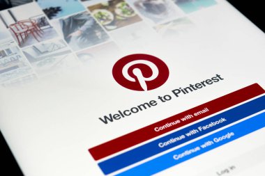  Apple ipad Pro alanı gri sosyal Internet servisi Pinterest üstünde belgili tanımlık perde. Pinterest uygulama üstünde belgili tanımlık perde.