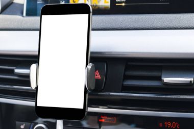 Smartphone kayıt bul veya Gps. Smartphone ile tutucu bir araba için araba kullanmak. Cep telefonu ile izole beyaz perde. Boş boş ekran. kopya alanı. Metin için boş yer. Modern araba iç detaylar.