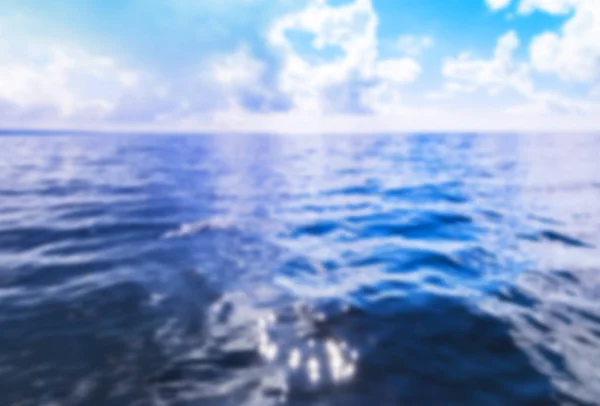 Fondo borroso con línea de horizonte con cielo de verano y océano azul borroso — Foto de Stock