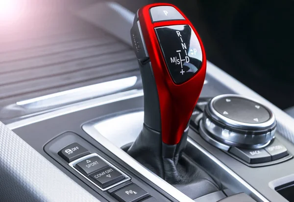 Red Automatic engrenagem stick de um carro moderno, detalhes do interior do carro, de perto. Iluminação suave. Vista abstrata — Fotografia de Stock