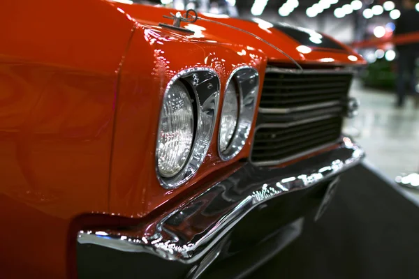 Vista frontal de un gran coche músculo retro americano Chevrolet Camaro SS. Detalles exteriores del coche . — Foto de Stock