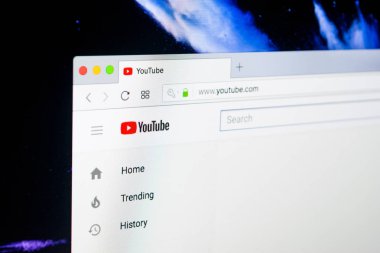 YouTube video hizmeti Apple imac monitör ekranında. YouTube.com hizmet menü. YouTube web sitesi ana. YouTube bir video paylaşım web sitesidir 