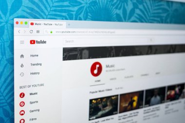  YouTube video hizmeti Apple imac monitör ekranında. YouTube.com hizmet menü. YouTube müzik Web sitesi ana. YouTube bir video paylaşım web sitesidir 