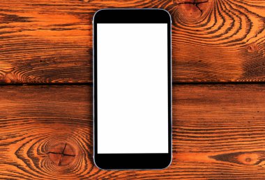 Cep telefonu ile boş perde kadar sahte pembe ahşap masa arka plan üzerinde izole. Ahşap masa üstünde smartphone. Smartphone beyaz ekran