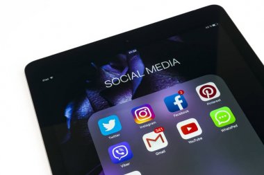 Apple ipad Pro ile kutsal kişilerin resmi sosyal medya facebook instagram twitter uygulama ekranda beyaz masada. Tablet bilgisayar yaşam tarzı. Başlangıç sosyal medya uygulaması.