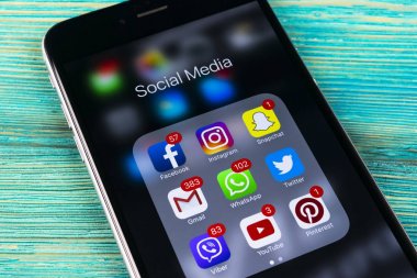 Sosyal medya facebook, instagram, heyecan, snapchat uygulama ekran simgeleri ile mavi ahşap masa Apple iPhone'da artı 7. Başlangıç sosyal medya uygulaması.