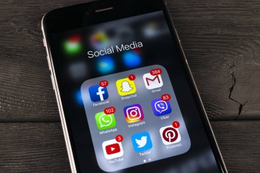 Apple iphone 7 siyah ahşap masa simgeleri ile sosyal medya facebook, instagram, heyecan, snapchat uygulama ekranda. Tablet bilgisayar yaşam tarzı. Başlangıç sosyal medya uygulaması.