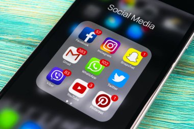 Sosyal medya facebook, instagram, heyecan, snapchat uygulama ekran simgeleri ile mavi ahşap masa Apple iPhone'da artı 7. Başlangıç sosyal medya uygulaması.