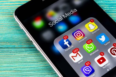 Sosyal medya facebook, instagram, heyecan, snapchat uygulama ekran simgeleri ile mavi ahşap masa Apple iPhone'da artı 7. Başlangıç sosyal medya uygulaması.