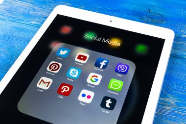 Sosyal medya facebook, instagram, heyecan, snapchat uygulama ekran simgeleri ile Apple ipad Proon mavi ahşap tablo. Başlangıç sosyal medya uygulaması.