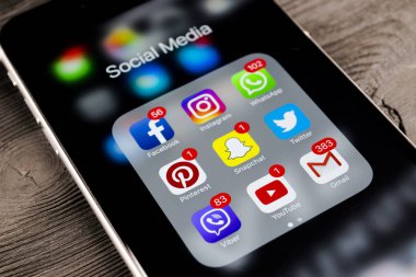 Apple iphone 7 artı ile kutsal kişilerin resmi sosyal medya facebook, instagram, heyecan, snapchat uygulama ekranda siyah ahşap masa. Başlangıç sosyal medya uygulaması.