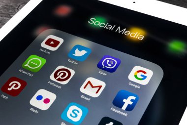 Apple ipad Pro ile kutsal kişilerin resmi sosyal medya facebook, instagram, heyecan, snapchat uygulama ekranda siyah ahşap masa. Tablet başlangıç sosyal medya uygulaması.