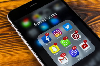 Sosyal medya facebook, instagram, heyecan, snapchat uygulama ekran simgeleri ile ahşap masa Apple iPhone'da artı 7. Smartphone başlamak sosyal medya uygulaması.