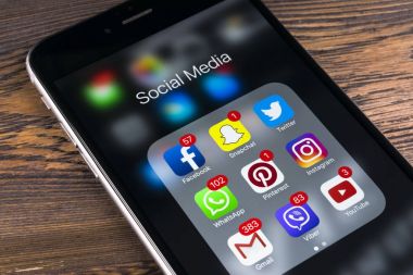 Sosyal medya facebook, instagram, heyecan, snapchat uygulama ekran simgeleri ile ahşap masa Apple iPhone'da artı 7. Smartphone başlamak sosyal medya uygulaması.