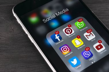 Apple iphone 7 ahşap masa simgeleri ile sosyal medya facebook, instagram, heyecan, snapchat uygulama ekranda. Smartphone başlamak sosyal medya uygulaması.