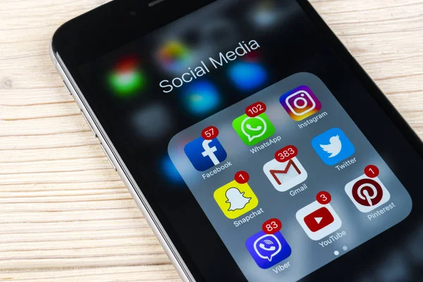 Apple iPhone 7 plus en la mesa de madera blanca con iconos de las redes sociales Facebook, Instagram, Twitter, aplicación snapchat en la pantalla. Inicio de aplicación de redes sociales . — Foto de Stock