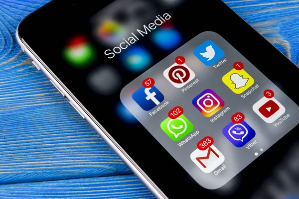 애플 아이폰 플러스 7 소셜 미디어 페이 스 북, 인 스타 그램, 트위터, snapchat 응용 프로그램 화면에 아이콘을가지고 푸른 나무 테이블에. 소셜 미디어 애플 리 케이 션을 시작. — 스톡 사진