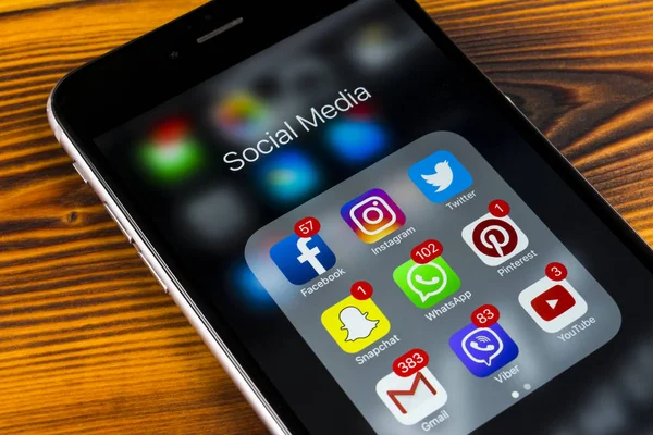 Sosyal medya facebook, instagram, heyecan, snapchat uygulama ekran simgeleri ile ahşap masa Apple iPhone'da artı 7. Smartphone başlamak sosyal medya uygulaması. — Stok fotoğraf