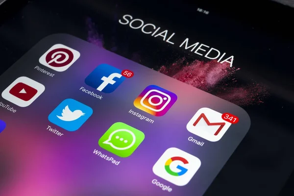 Apple ipad Pro na drewnianym stole z ikony mediów społecznościowych facebook, twitter, instagram, snapchat aplikacji na ekranie. Tablet, począwszy od aplikacji social media. — Zdjęcie stockowe