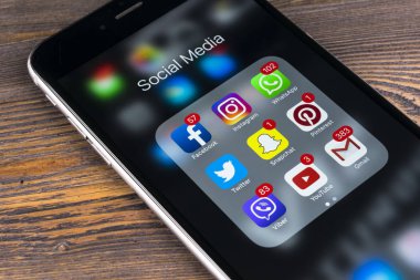  Apple iphone 7 ahşap masa simgeleri ile sosyal medya facebook, instagram, heyecan, snapchat uygulama ekranda. Smartphone başlamak sosyal medya uygulaması.