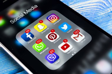 Apple iphone 7 ahşap masa simgeleri ile sosyal medya facebook, instagram, heyecan, snapchat uygulama ekranda. Smartphone başlamak sosyal medya uygulaması.