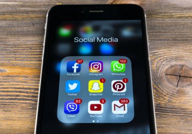 Apple iphone 7 ahşap masa simgeleri ile sosyal medya facebook, instagram, heyecan, snapchat uygulama ekranda. Smartphone başlamak sosyal medya uygulaması.