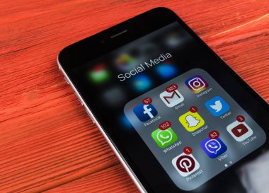 Apple iphone 7 ahşap masa simgeleri ile sosyal medya facebook, instagram, heyecan, snapchat uygulama ekranda. Smartphone başlamak sosyal medya uygulaması.