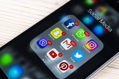 Apple iphone 7 ahşap masa simgeleri ile sosyal medya facebook, instagram, heyecan, snapchat uygulama ekranda. Smartphone başlamak sosyal medya uygulaması.
