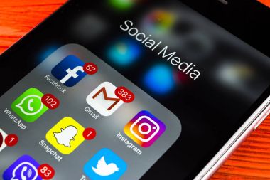 Apple iphone 7 ahşap masa simgeleri ile sosyal medya facebook, instagram, heyecan, snapchat uygulama ekranda. Smartphone başlamak sosyal medya uygulaması.