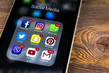 Apple iphone 7 ahşap masa simgeleri ile sosyal medya facebook, instagram, heyecan, snapchat uygulama ekranda. Smartphone başlamak sosyal medya uygulaması.
