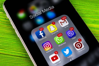 Apple iphone 7 ahşap masa simgeleri ile sosyal medya facebook, instagram, heyecan, snapchat uygulama ekranda. Smartphone başlamak sosyal medya uygulaması.