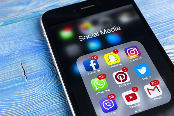 Apple iPhone 7 en la mesa de madera con iconos de redes sociales Facebook, Instagram, twitter, aplicación snapchat en la pantalla. Smartphone Inicio aplicación de redes sociales . — Foto de Stock