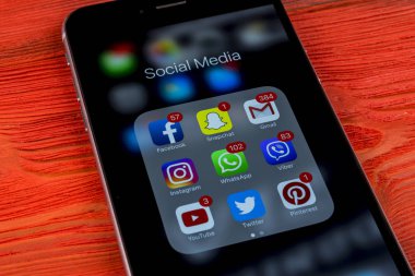 Apple iphone 7 ahşap masa simgeleri ile sosyal medya facebook, instagram, heyecan, snapchat uygulama ekranda. Smartphone başlamak sosyal medya uygulaması.