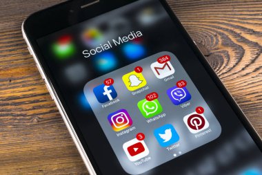 Apple iphone 7 ahşap masa simgeleri ile sosyal medya facebook, instagram, heyecan, snapchat uygulama ekranda. Smartphone başlamak sosyal medya uygulaması.