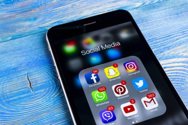 Apple iphone 7 ahşap masa simgeleri ile sosyal medya facebook, instagram, heyecan, snapchat uygulama ekranda. Smartphone başlamak sosyal medya uygulaması.