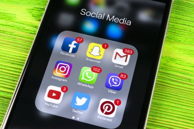  Apple iphone 7 ahşap masa simgeleri ile sosyal medya facebook, instagram, heyecan, snapchat uygulama ekranda. Smartphone başlamak sosyal medya uygulaması.