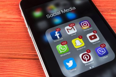  Apple iphone 7 ahşap masa simgeleri ile sosyal medya facebook, instagram, heyecan, snapchat uygulama ekranda. Smartphone başlamak sosyal medya uygulaması.