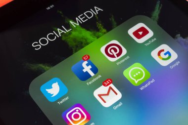  Apple ipad Pro ile kutsal kişilerin resmi sosyal medya facebook, instagram, heyecan, snapchat uygulama ekran üzerinde ahşap masa. Tablet başlangıç sosyal medya uygulaması.