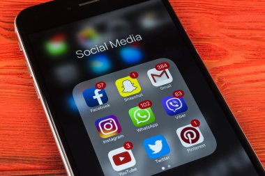 Apple iphone 7 ahşap masa simgeleri ile sosyal medya facebook, instagram, heyecan, snapchat uygulama ekranda. Smartphone başlamak sosyal medya uygulaması.