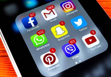 Apple iphone 7 ahşap masa simgeleri ile sosyal medya facebook, instagram, heyecan, snapchat uygulama ekranda. Smartphone başlamak sosyal medya uygulaması.