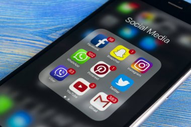 Apple iphone 7 ahşap masa simgeleri ile sosyal medya facebook, instagram, heyecan, snapchat uygulama ekranda. Smartphone başlamak sosyal medya uygulaması.