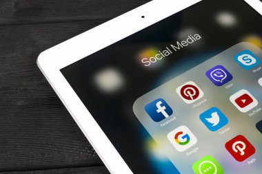  Apple ipad Pro ile kutsal kişilerin resmi sosyal medya facebook, instagram, heyecan, snapchat uygulama ekran üzerinde ahşap masa. Tablet başlangıç sosyal medya uygulaması.