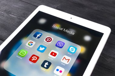 Apple ipad Pro ile kutsal kişilerin resmi sosyal medya facebook, instagram, heyecan, snapchat uygulama ekran üzerinde ahşap masa. Tablet başlangıç sosyal medya uygulaması.