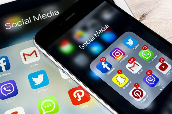 Apple iPhone 7 en el iPad Pro con iconos de redes sociales Facebook, Instagram, twitter, aplicación Snapchat en la pantalla. Smartphone Inicio aplicación de redes sociales . — Foto de Stock