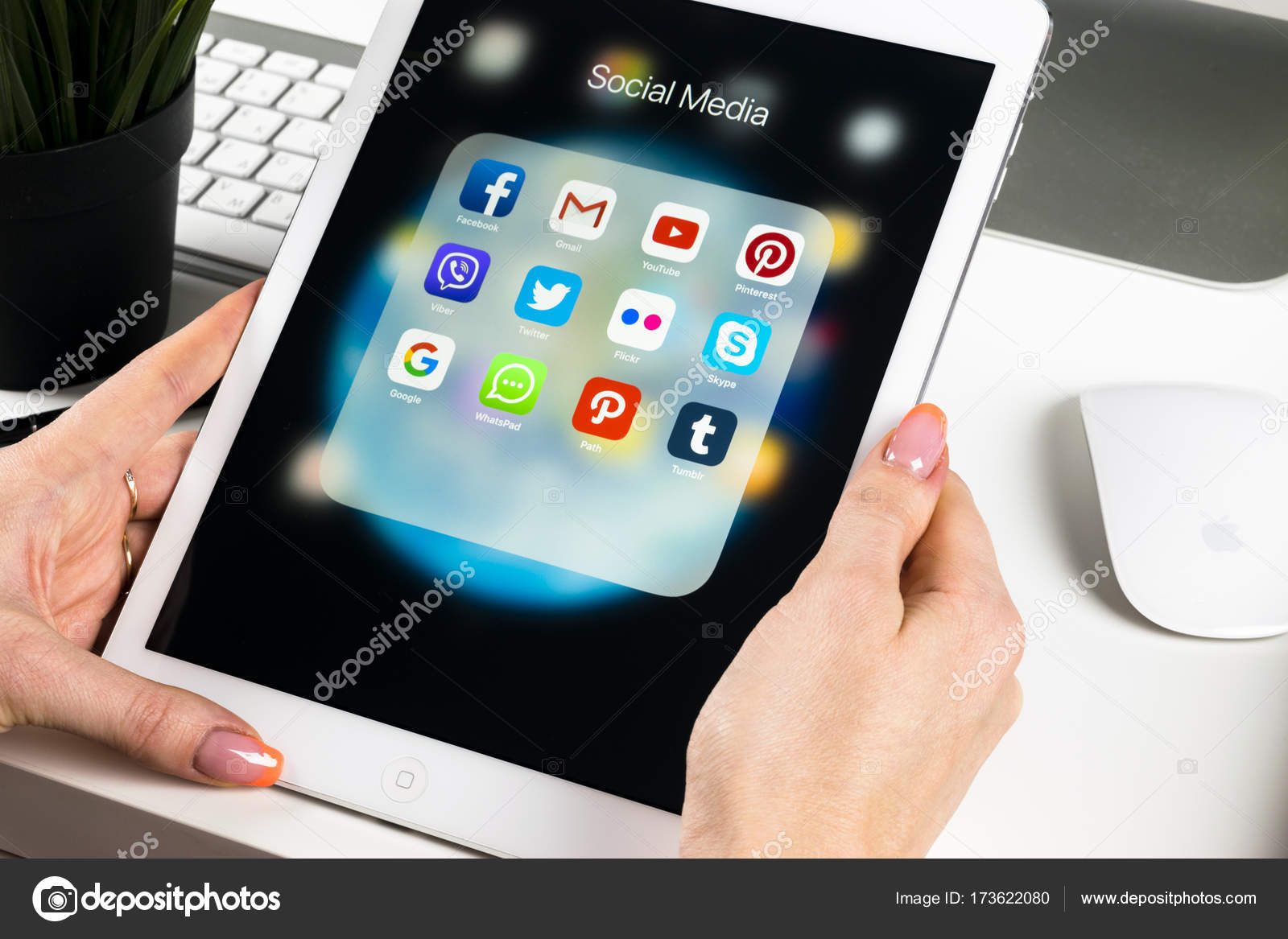Woman Hands Using Ipad Pro With Icons Of Social Media Facebook Instagram Twitter Google Application On Screen Smartphone Starting Social Media App Stock Editorial Photo C Bigtunaonline
