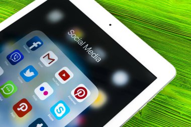 Apple ipad Pro ile kutsal kişilerin resmi sosyal medya facebook, instagram, heyecan, snapchat uygulama ekran üzerinde ahşap masa. Tablet başlangıç sosyal medya uygulaması.
