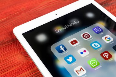 Apple ipad Pro ile kutsal kişilerin resmi sosyal medya facebook, instagram, heyecan, snapchat uygulama ekran üzerinde ahşap masa. Tablet başlangıç sosyal medya uygulaması.